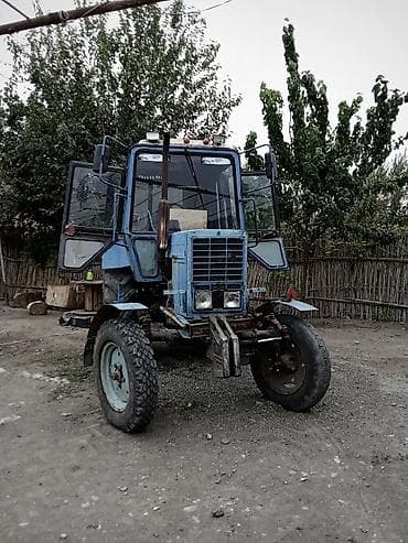 hava ceken: Mavi rəngli təkərli kənd təsərrüfatı traktoru - Kabinli, panoram — 9