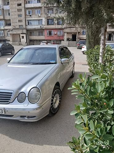 mercedes e280: Mercedes-Benz E‑Class W210 sedan - Kuzov: sedan, gümüşü rəng - — 3