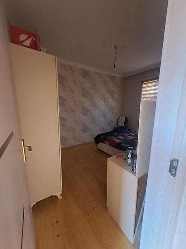 modern evler: 1 mərtəbəli həyət evi Plan: - 2 otaq: qonaq otağı və yataq otağı - — 3