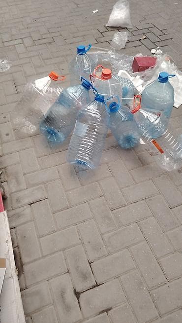 su 19 lt: Böyük həcmli plastik su qabları (təxminən 5–10 litr arası).ne qeder — 1