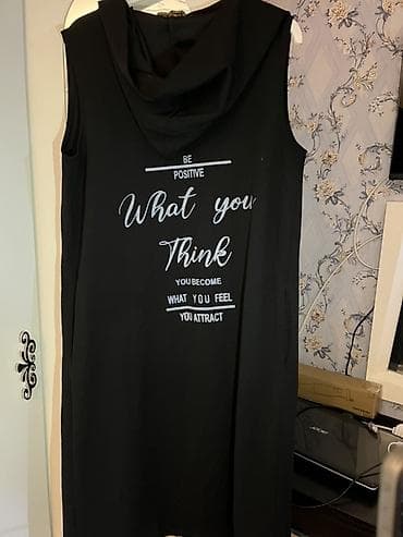 cins: Qadın üçün qolsuz kapüşonlu uzun t-shirt/plaş. Rəng: qara. Arxa — 1