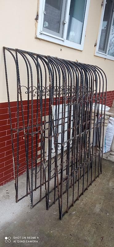 seyf qapilar ve darvazalar: Dəmir pəncərə barmaqlığı 12 ədəddir fərqli ölçülərdə - Material — 2