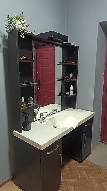 hamam dolabları: Bərbər şkafı təmiz vəziyyətdədir sınığı, qırığı yoxdur Nağd alışda — 1