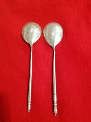 qaşıq: Yuvarlaq formalı baş hissəsi və bəzəkli tutacaqları olan iki gümüşü — 2