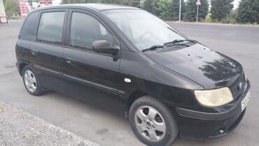 lapet qoşqu: Ön hissəsində Hyundai loqosu və "H" emblemi olan qara rəngli Hyundai — 2