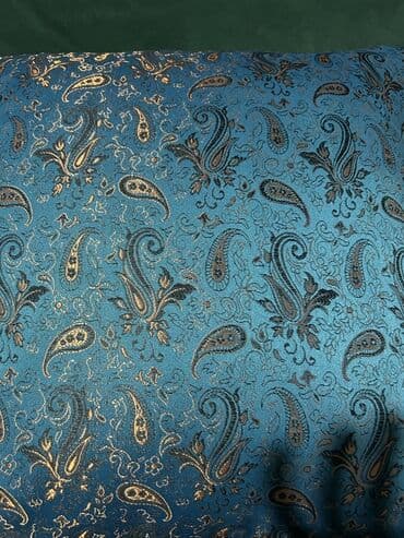 qirmizi perdeler: Rəngli naxışlarla boyanmış taxta sandıq - Material: ağac, iç hissə — 4