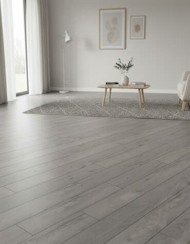 Açıq boz rəngdə, taxta görünüşlü laminat döşəmə. Diaqonal şəkildə