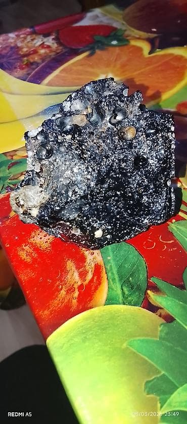 Tavan: METEOR DAŞI QARA Qara şüşəvari teksturaya malik dekorativ mineral/daş — 4