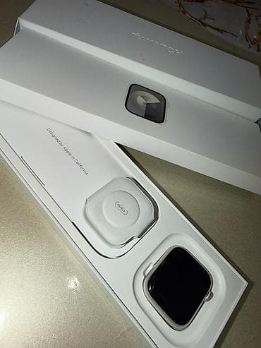 mac mini: Apple Watch – gümüşü alüminium korpus, ağ/süd rəngli silikon qayış — 2