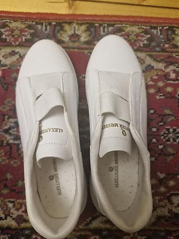 online geyim: - Brend yazısı: Alexander McQueen (loqo və ad içlikdə və dil — 1