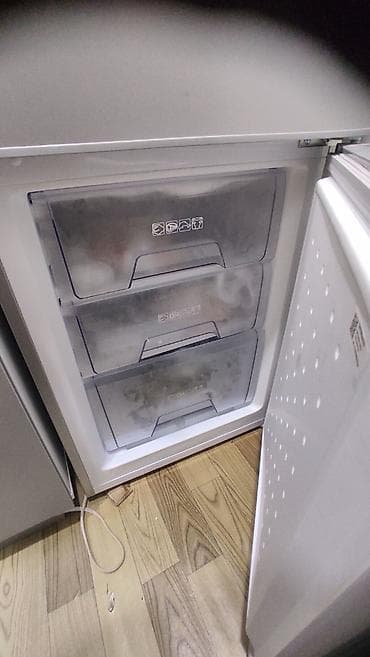 metbex eşyalari: Soyuducu satilir. Cox az istifade olunub cemi 6 ay. Hec bir problemi — 2