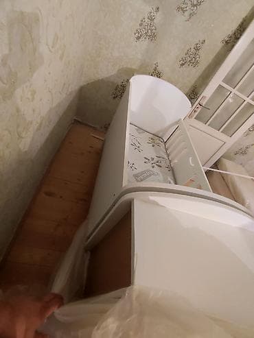 interturan mebel: Uşaq beşiyi – yan dolablı və aşağı çekmecəli model - Rəng: ağ və — 3