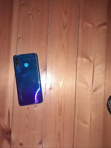 Telefon Huaweı,əkranda cızıq yoxdu,tam idealdıəkran gopub aşaqı yeri