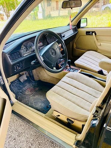 Mercedes-Benz 190-Series: 1.8 l | 1992 il Sedan — 5