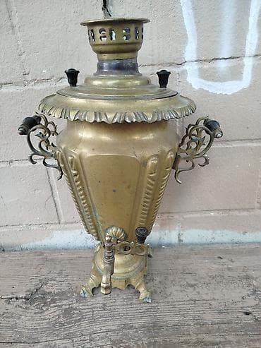 qedmi pullar: Antik mis samovar – köhnə Rusiya istehsalı, relyef naxışlı korpus və — 2