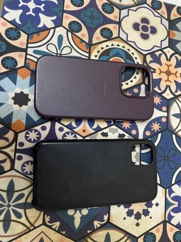 кабура: İki ədəd telefon qabı. Biri tünd bənövşəyi rəngdədir və Apple — 1