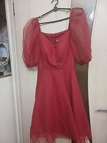 dəri don: Qırmızı rəngdə zərif qadın paltarı - Dizayn: Açıq kvadrat yaxalı — 1