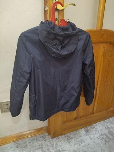 black squad kurtka: Qara rəngli yüngül küləkkeçirməz kapüşonlu jaket - Brend yazısı — 2