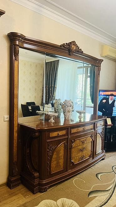 Ev üçün mebel: Klassik üslubda qonaq otağı üçün 2 parçalı mebel dəsti: 1) Vitrin — 2