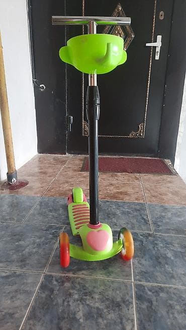 mini velosiped: Uşaq skuteri – 3 təkərli - Rəng: yaşıl-çəhrayı aksentlərlə - Ön — 2