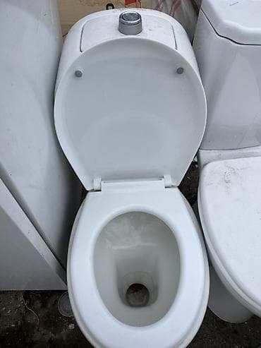 Ağ rəngli, kompakt ölçülü unitaz. Yuxarıdan mərkəzi düymə ilə mexaniki — 2