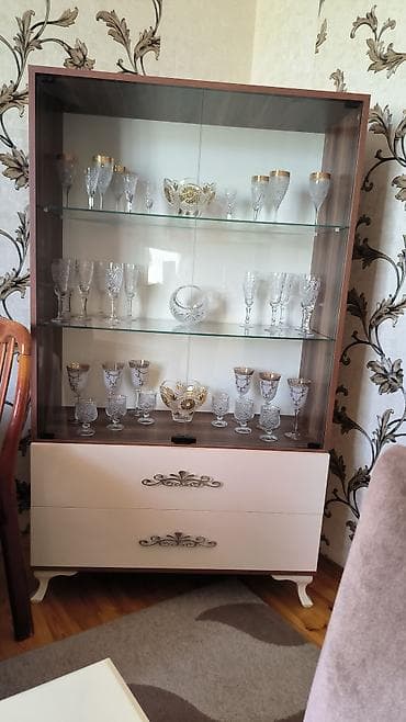 Yaxşı vəziyyətdədir.stol açılır.Hamısı birlikdə 500 manata satılır