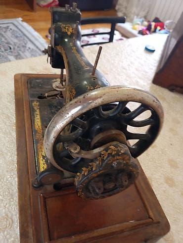 Məhsul: Antik Singer tikiş maşını (əl ilə fırladılan) Təsvir: - The