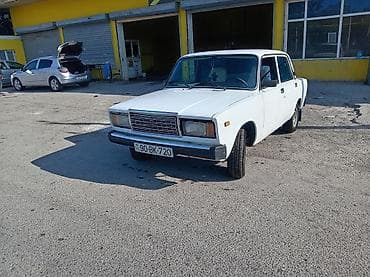 VAZ 2107, ağ rəng, sedan kuzov. Texniki xüsusiyyətlər: - Sxem: arxa