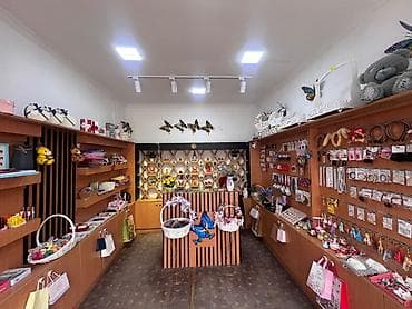 Mağaza vitrini və masa satılır. 3 hissədən ibarət mağaza vitrini və