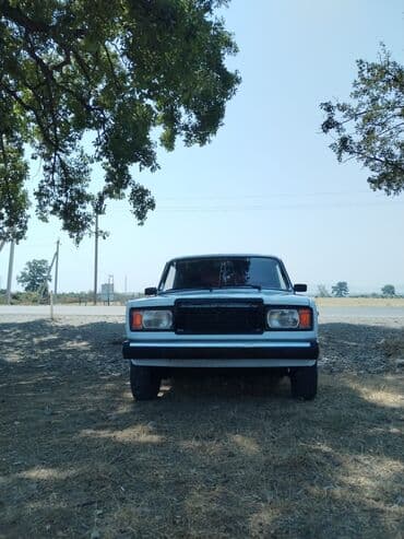 запчасти на фольксваген гольф 2: VAZ 2107, ağ rəngdə sedan Xüsusiyyətlər: - Kuzov: 4 qapılı sedan, ağ — 2