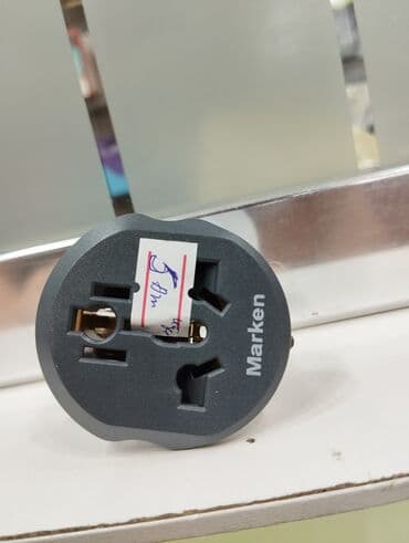 Rozetkalar: Marken universal səyahət adapteri. Bu adapter müxtəlif növ elektrik — 1