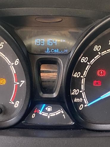 byd 2 ci el: Ford Transit Courier yük furgonu - Kuzov: ağ rəngli, iki arxa qapılı — 3
