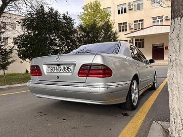 keys sat: Mercedes-Benz E-Class (W210) sedan, gümüşü rəng. - Kuzov: 4 qapılı — 3