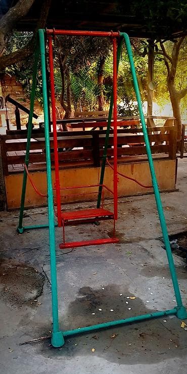 Uşaq üçün metal yelləncək. Möhkəm metal karkaslı konstruksiyaya