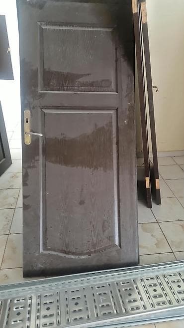 plasmas qapi: Qapı dəsti – tünd qəhvəyi, taxta teksturalı, klassik 3 panelli dizayn — 4