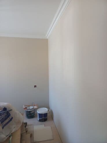 Pəncərələr: Divarların və tavanların künclərini bəzəmək üçün istifadə olunan ağ — 4