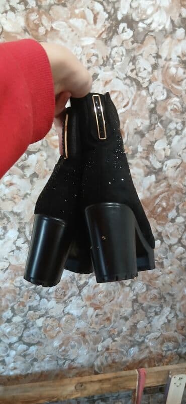 Qadın qışlıq bot – qara, qalın dabanlı Baha almışdıq,hansi magazanidi lalafo.az -da Qadın qışlıq bot – qara, qalın dabanlı Baha almışdıq,hansi magazanidi