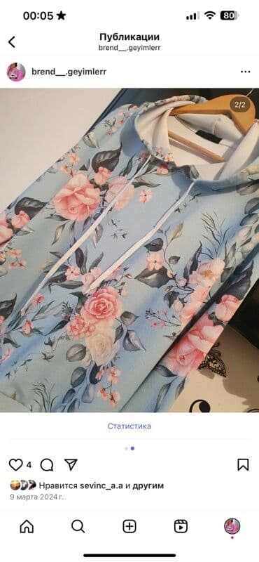 kosmetoloji avadanlıq: Açıq mavi rəngdə, güllü dizaynlı kapüşonlu sviter. İp bağları və rahat — 2