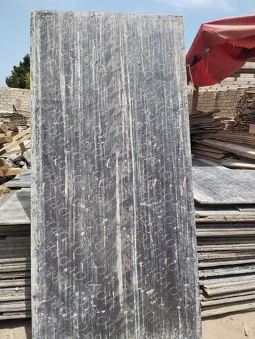 işlemiş taxdalar: Qara rəngdə laminatlı taxta panellər. Bu panellər tikinti və ya mebel — 2