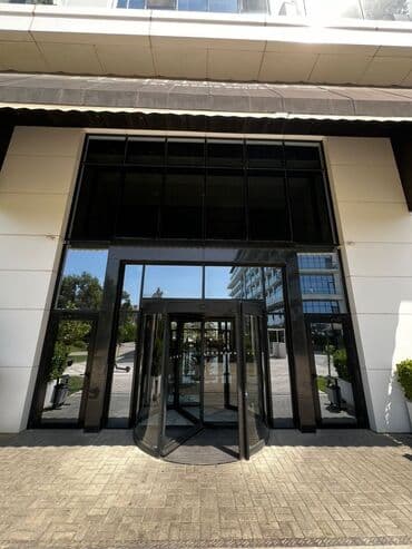 сейфовая входная дверь: Fırlanan qapı, böyük binaların və ticarət mərkəzlərinin girişləri üçün — 1