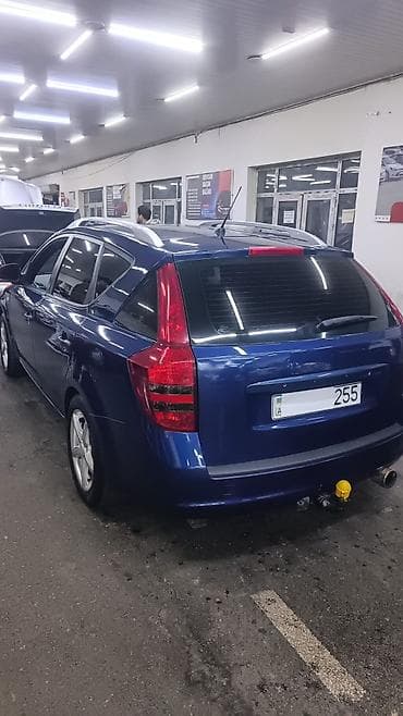 Kia Ceed SW – mavi rəngli universal kuzov - Kuzov: universal (SW) — 2