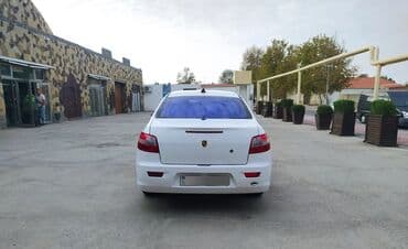 фольксваген поло новый кузов: Ağ rəngli sedan avtomobil Xüsusiyyətlər: - Kuzov: 4 qapılı sedan, ağ — 8