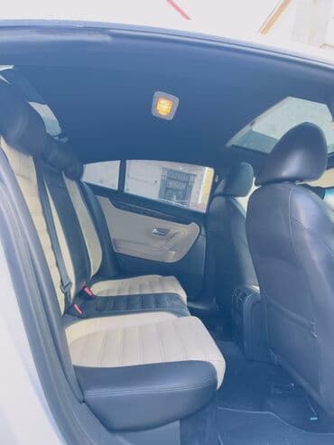 фольксваген пассат сс: Volkswagen CC, ağ kuzov və açıq rəngli-süet/deri kombinasiyalı salon — 12