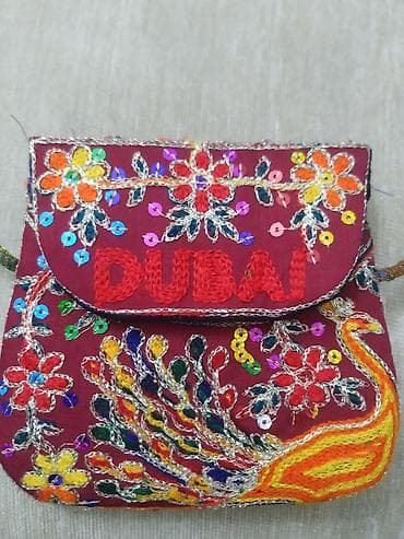 Əl işi bəzəkli mini çanta - Material: Parlaq bəzəkli parçadan, üzəri