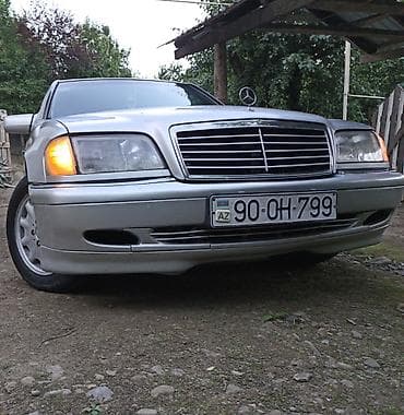 Mercedes-Benz C‑Class sedan, gümüşü rəng. Kuzov W202 dizaynı, 4 qapı — 10