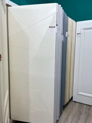 двери для дома: Ağ rəngdə, həndəsi naxışlarla bəzədilmiş interyer qapısı. Qapının — 1