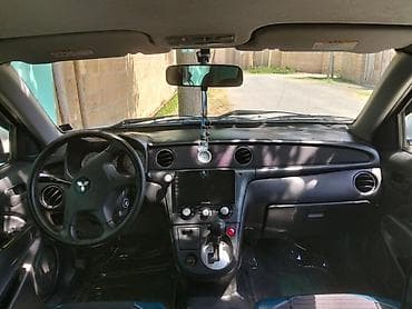 e39 radiator: Mitsubishi (Airtrek/Outlander ilk nəsil) krossover, ağ rəng. Xarici — 3