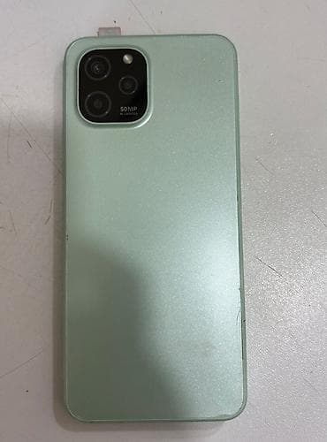 klas 6: Smartfon – yaşıl rəng, 50 MP AI kamera Xüsusiyyətlər: - Arxa kamera — 2