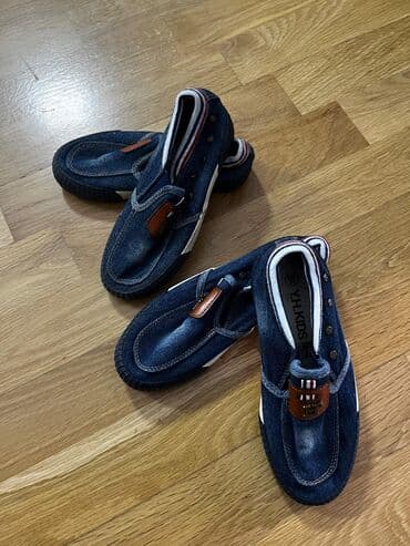 qaqa stili: Qırmızı rəngdə klassik kanvas krossovkalar - Model: Low-top (aşağı — 3