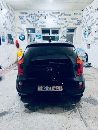 maşın nol altı: Kia Picanto, qara rəng, 5 qapılı hetçbek. Xüsusiyyətlər: - Kompakt — 9
